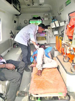 బ్లేడ్‌తో గొంతుకోసుకుని వ్యక్తి ఆత్మహత్యాయత్నం