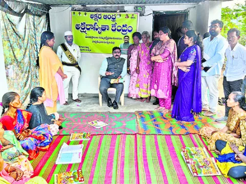 నిరక్షరాస్యులను అఽక్షరాస్యులుగా తీర్చిదిద్దాలి..: కలెక్