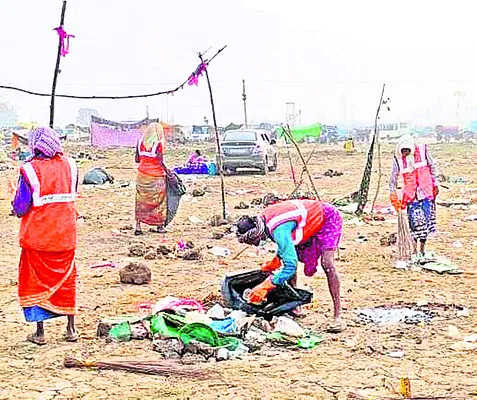 మేడారంలో నిరంతరం పారిశుద్ధ్య పనులు 