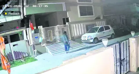 తాళం వేసి ఉన్న ఇంటిలో చోరీ 