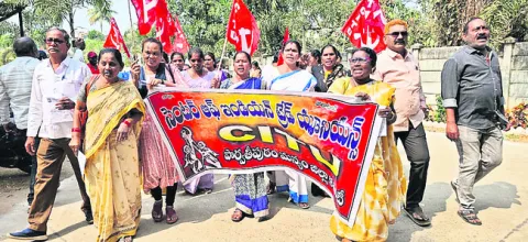 హెల్త్‌ వర్కర్ల నిరసన 