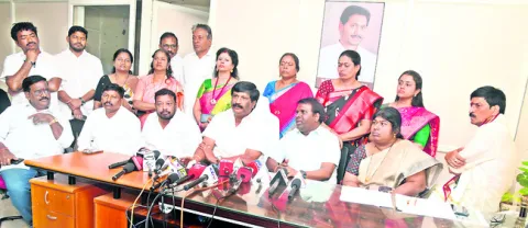 మేయర్‌కు విలువలే కాదు.. జ్ఞానం కూడా లేదు 