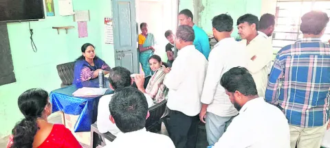 ప్రభుత్వ పాఠశాలలో  డీఈఓ విచారణ