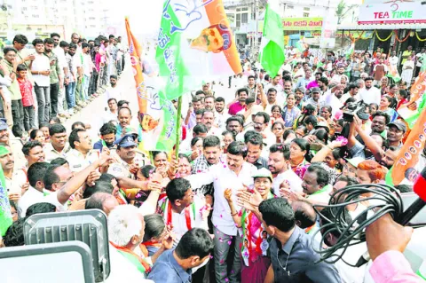 రోల్‌మోడల్‌గా తీర్చిదిద్దుతా