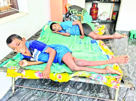 మాట్లాడలేరు.. మంచం దిగలేరు