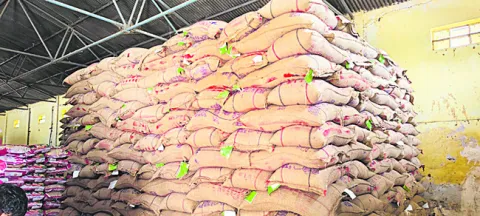 రెచ్చిపోతున్న రేషన్‌ మాఫియా 