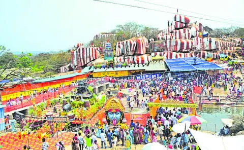 నిధుల వరద.. కాసుల వేట