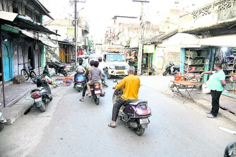 ఇరుకు.. ఇక్కట్లు
