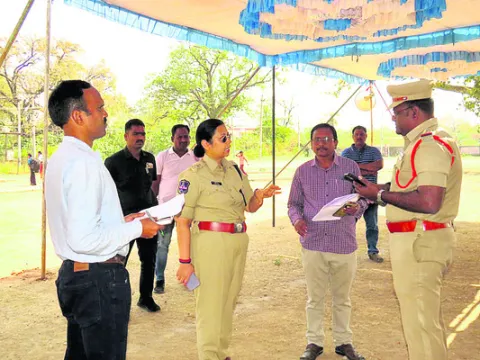 డిస్ట్రిబ్యూషన్‌ కేంద్రంలో ఏర్పాట్లు పరిశీలన