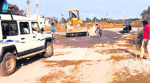 చురుగ్గా రోడ్డు మరమ్మతు పనులు 