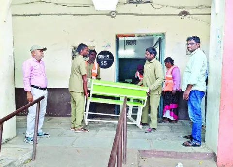 సిద్ధమవుతున్న పోలింగ్‌ కేంద్రాలు