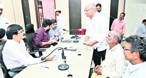 నిర్ణీత సమయంలోగా పరిష్కరించాలి 