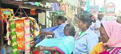 పస్తులుంటున్నాం.. జీతాలివ్వండి ! 