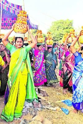 బోనమెత్తిన  మహిళలు