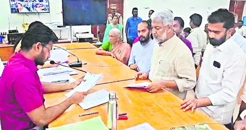 నిరుపేదలకు ఇళ్లపట్టాలు అందించండి 