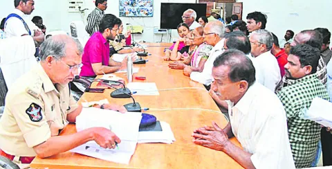 అర్జీల పరిష్కారంపై శ్రద్ధ చూపండి 