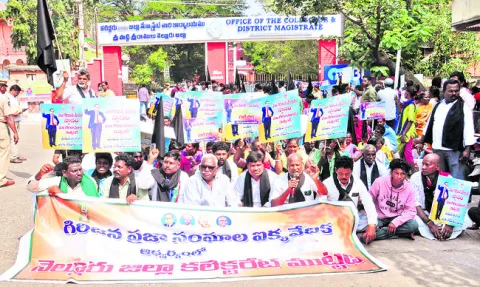 కలెక్టరేట్‌ను ముట్టడించిన గిరిజనులు