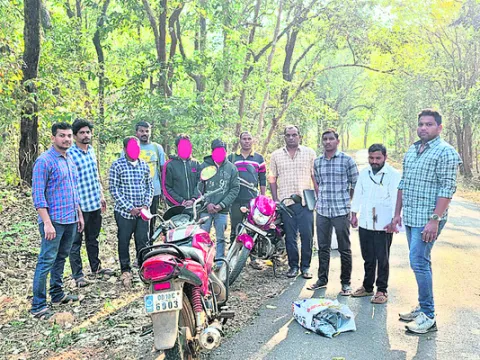 లిక్విడ్‌ గంజాయితో ముగ్గురు పట్టివేత 