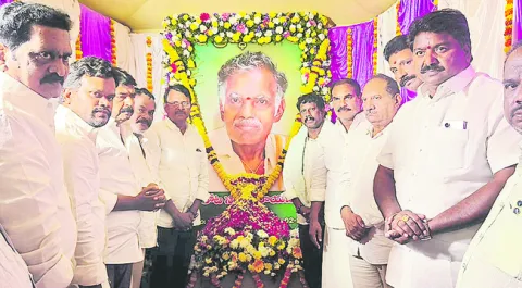 ఎమ్మెల్సీ త్రిమూర్తులుకు  మాజీ మంత్రి పేర్ని నాని పరామర