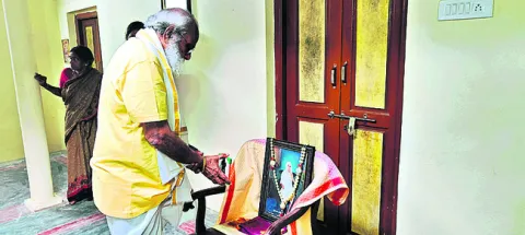 డొక్కా సీతమ్మ స్ఫూర్తి కావాలి