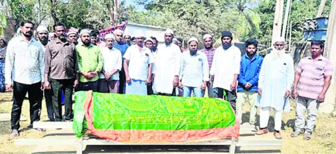 ఆరు అడుగుల స్థలం కోసం ఆందోళన 