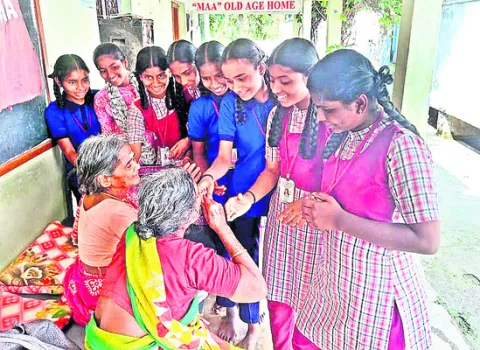 తడారిన గుండెలకు..పసిహృదయాల స్పర్శ