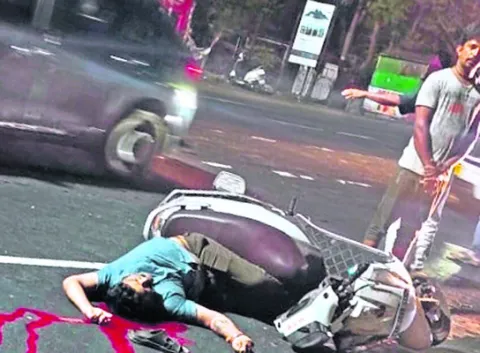 బస్సు ఢీకొని జూ పార్కు కాంట్రాక్ట్‌ కార్మికుడి మృతి 