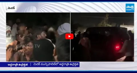 Congress Leaders Caught Distributing Cash in Medak Municipality 1