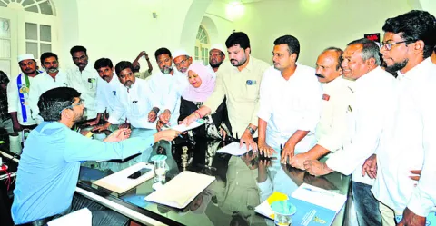 వక్ఫ్‌ భూముల సేకరణ నిలిపివేయాలి 