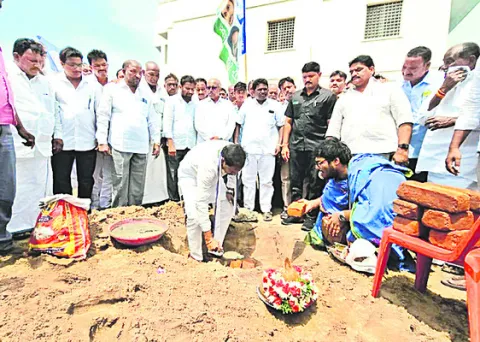 బాపట్లలో టీడీపీ విగ్రహాల రాజకీయం 