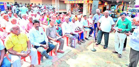 ఆందోళనలతో దద్దరిల్లిన కలెక్టరేట్‌ 