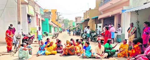 స్పీడ్‌ బ్రేకర్లు ఏర్పాటు చేయాలి 