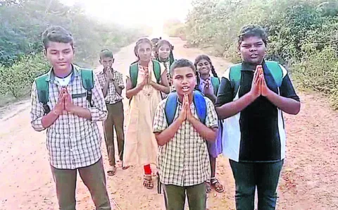 రోడ్డు బాగోలేదు.. మా బాధలు చూడండి 