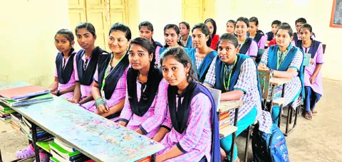 అధ్యాపకులు లేకుండా చదువులెలా?