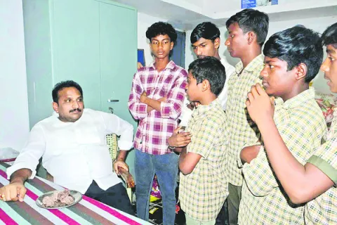 చాలీచాలని భోజనం..  రోజూ అల్లాడుతున్నాం   
