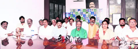 శ్రీశైలంలో భక్తులపై లాఠీచార్జ్‌ దారుణం 