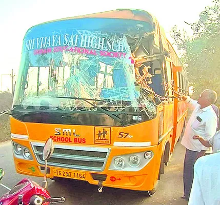 చెట్టుకు ఢీకొన్న ప్రైవేట్‌ స్కూల్‌ వ్యాన్‌