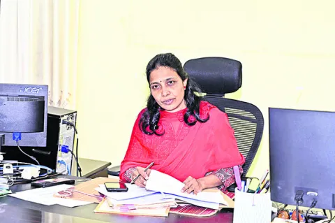 అధికారులు సమన్వయంతో పని చేయాలి