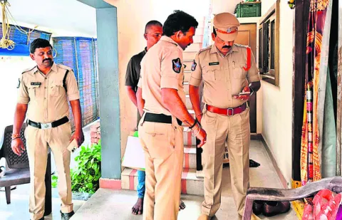 హోంగార్డు ఇంట్లో రూ.4.45 లక్షల సొత్తు చోరీ 