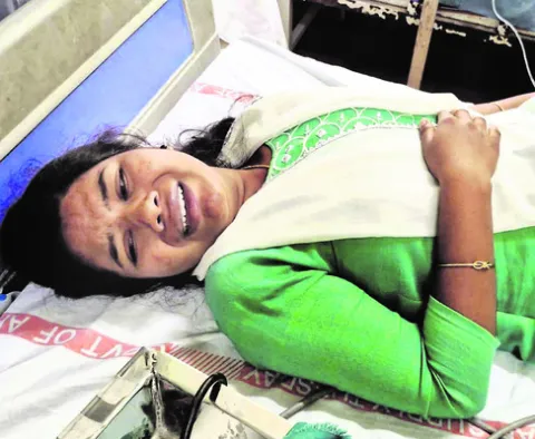 ప్రేమ పెళ్లి చేసుకున్నోడు వదిలేశాడని ఆత్మహత్యాయత్నం 