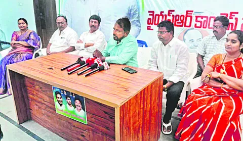 ప్రజాస్వామ్య బద్ధంగా  రాజకీయాలు ఉండాలి 