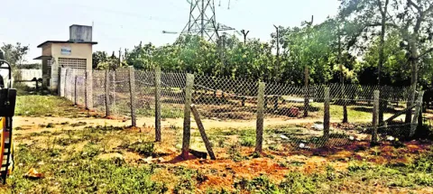 ప్రభుత్వ భూమి ఆక్రమణ.. ముగ్గురికి మెమోలు 