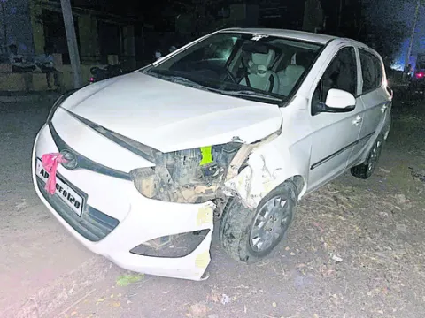 విద్యుత్‌ స్తంభాన్ని ఢీ కొట్టిన కారు