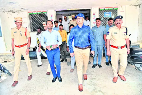 డిస్ట్రిబ్యూషన్‌ సెంటర్‌ పరిశీలన 