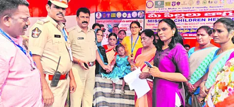 ఉత్సవాల్లో పిల్లలకు చైల్డ్‌ ట్రాకింగ్‌ ట్యాగ్‌లు 