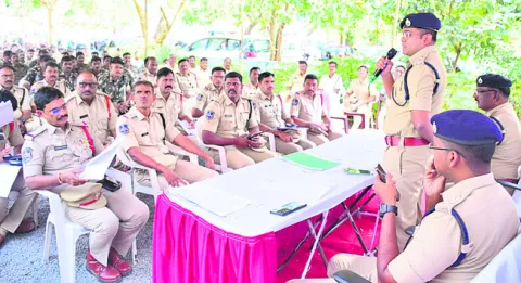 పోలింగ్‌ కేంద్రాల వద్ద అప్రమత్తంగా ఉండాలి