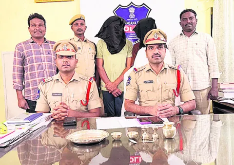 చోరీ కేసులో నిందితుల అరెస్ట్‌