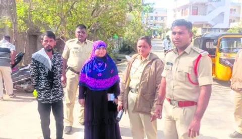 కత్తితో పోలింగ్‌ కేంద్రానికి మహిళ