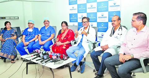 72 ఏళ్ల వృద్ధురాలికి..అరుదైన శస్త్రచికిత్స 