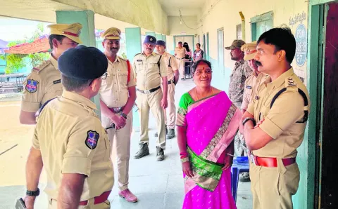 ● పోలింగ్‌ కేంద్రాల్లో ఎస్పీ పరిశీలన